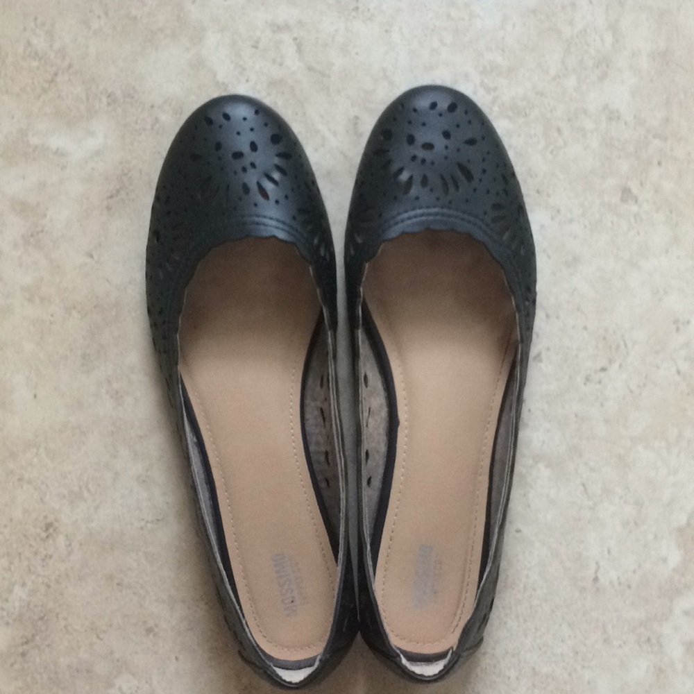 Black cutout flats 🥿